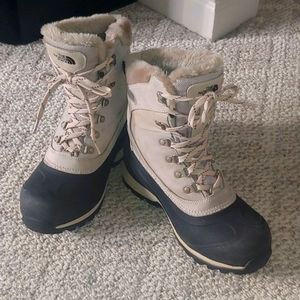 The North Face Women's 7.5 winter Chillkat boots
